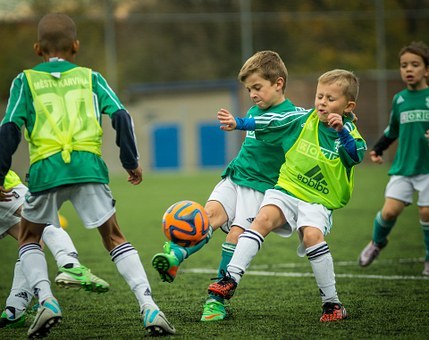 ９７. サッカーと乱闘と割れたビール瓶、そして警察。プレーしたら死ぬな。